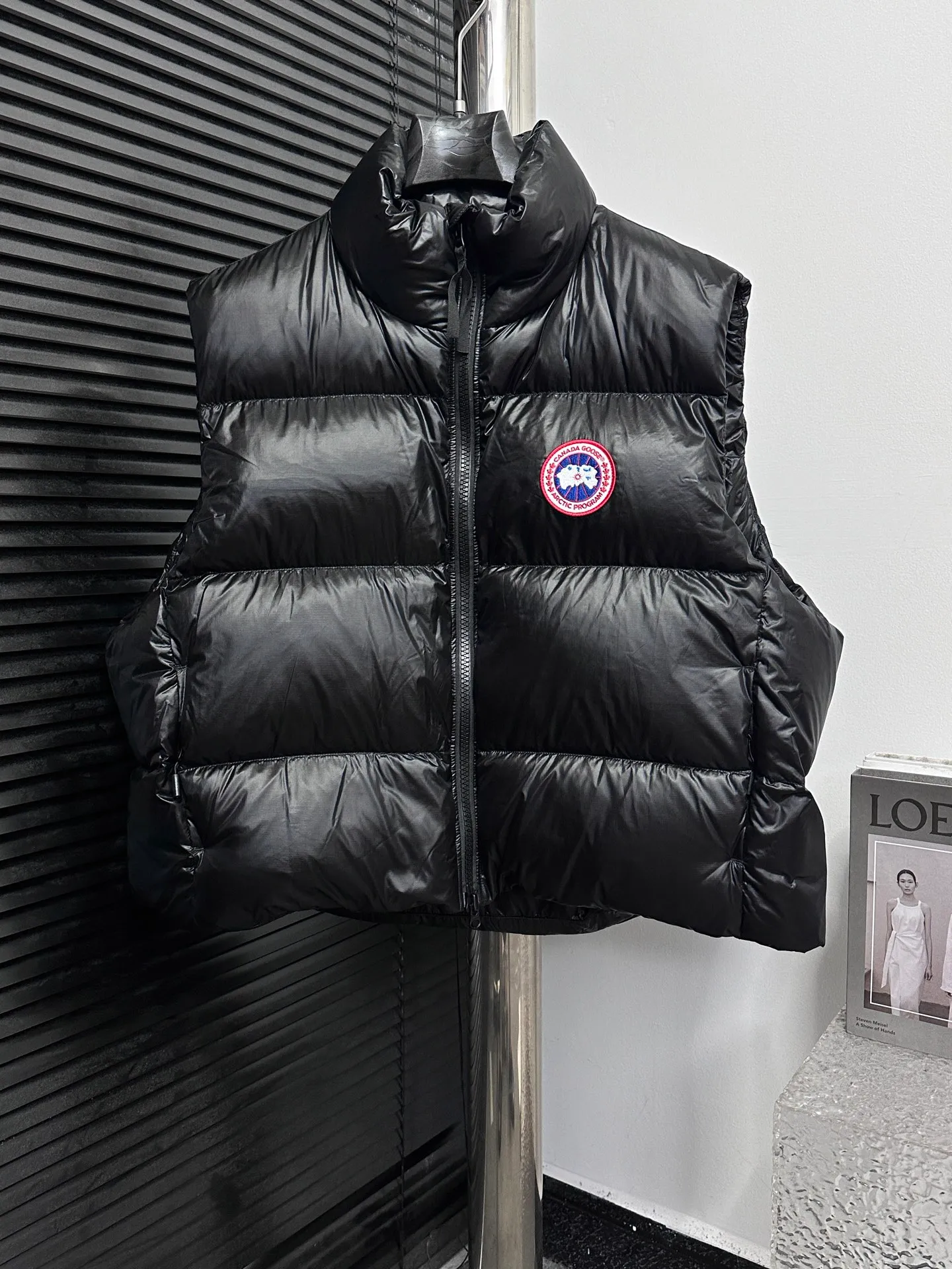P560 [Canada Goose] Big Goose🦢Puff Down Vest has always been recognized as the warmest down jacket. Various Instagram celebrities, Internet celebrities, and celebrities often wear it for street photos. I make Canada Goose every year, but I still can't get rid of my love for it. No matter how cold the days are, there is no need to be afraid, because there is! Filled with 90% white duck down, it is the legendary warmest down jacket and is known as a must-have for Arctic outdoor sports! The most popular down jacket in the world, celebrities are rushing to buy it, it is a must-have! Size: XS-XL